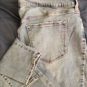 OLD NAVY LIGHT/DISTRESSED JEANS